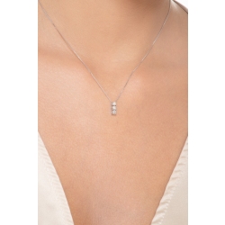 Collar en oro blanco de 18k con un colgante trilogía de diamantes 2