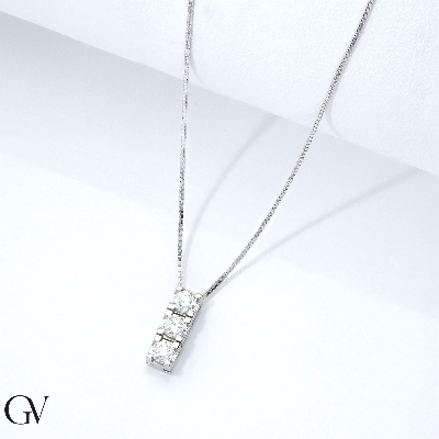 Collar en oro blanco de 18k con colgante 3 diamantes