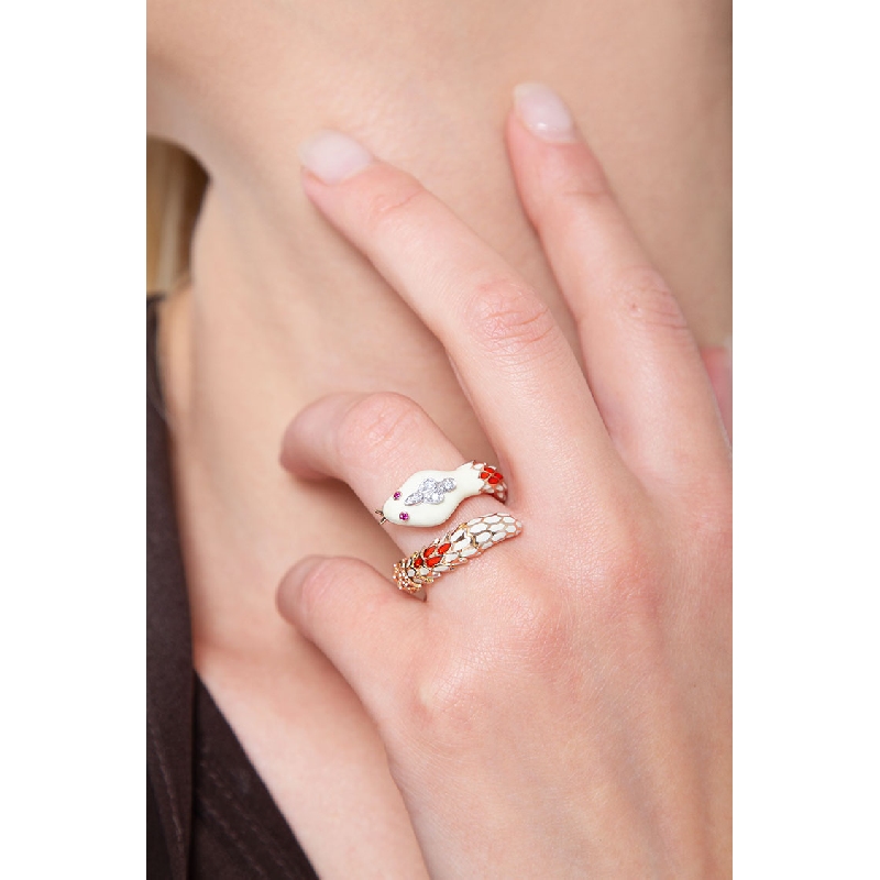 Anillo en oro rosa 18k con serpiente con diamantes y piedras preciosas