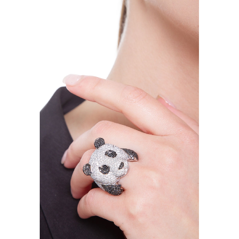 Anillo panda en oro blanco 18K con diamantes blancos y negros Anillo panda en oro blanco 18K con diamantes blancos y negros