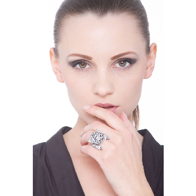 Anillo tigre en oro blanco 18k con diamantes y zafiros