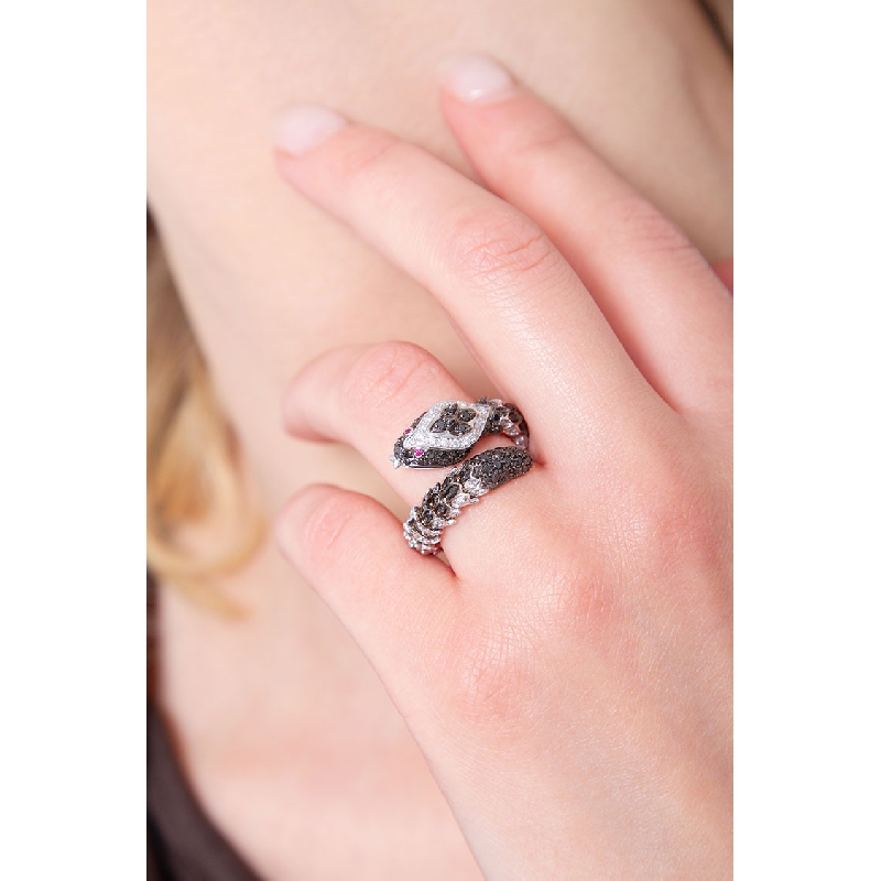 Anillo serpiente en oro blanco 18k con diamantes y rubíes