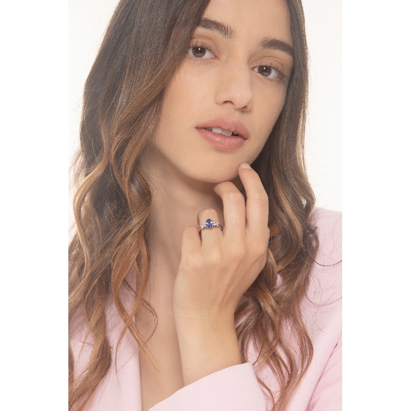 Anillo de oro blanco de 18k con diamantes y tanzanita ovalada Anillo de oro blanco de 18k con diamantes y tanzanita ovalada