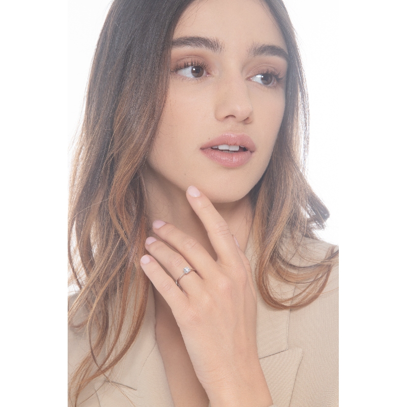 Anillo solitario en oro blanco de 18k con cuatro garras ct. 0,40 Anillo solitario en oro blanco de 18k con cuatro garras ct. 0,40