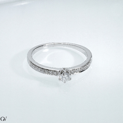 Anillo solitario en oro blanco de 18 quilates Y 8 diamantes