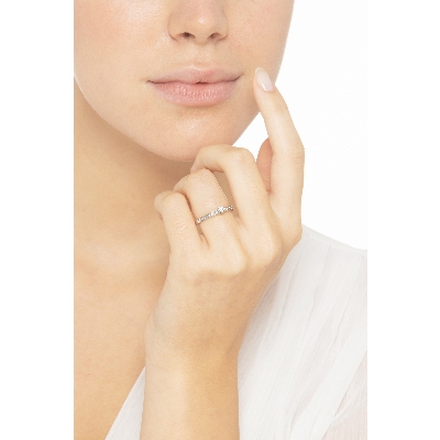 Anillo solitario en oro blanco de 18 quilates Y 8 diamantes