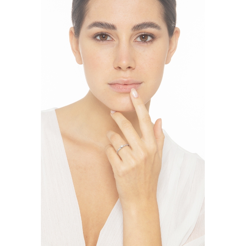 Anillo solitario en oro blanco 18ct con 6 garras y diamantes en el engaste