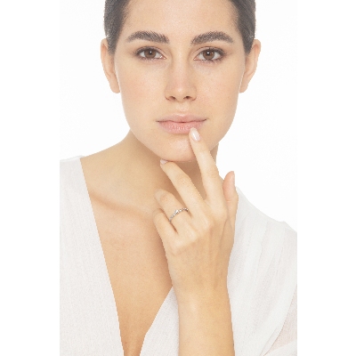 Anillo solitario en oro blanco 18ct con 6 garras y diamantes en el engaste