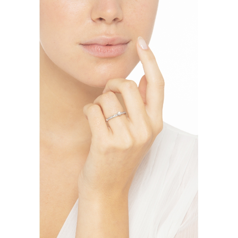 Anillo solitario en oro blanco 18ct con 6 garras y diamantes en el engaste