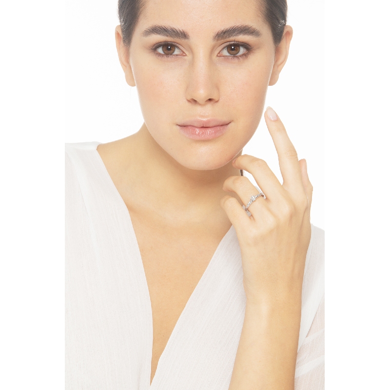 Anillo tipo solitario en oro blanco de 18 quilates con siete diamantes  Anillo tipo solitario en oro blanco de 18 quilates con siete diamantes