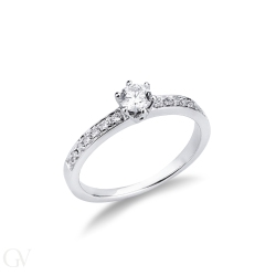 Anillo tipo solitario en oro blanco de 18 quilates con siete diamantes