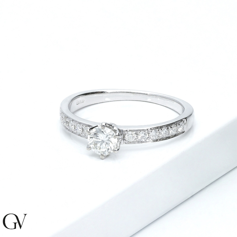 Anillo solitario en oro blanco 18 quilates y diamante central 0,50 ct Anillo solitario en oro blanco 18 quilates y diamante central 0,50 ct