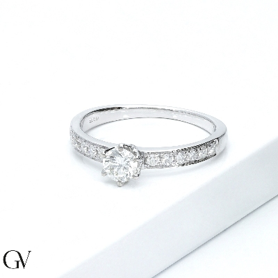 Anillo solitario en oro blanco 18 quilates y diamante central 0,50 ct