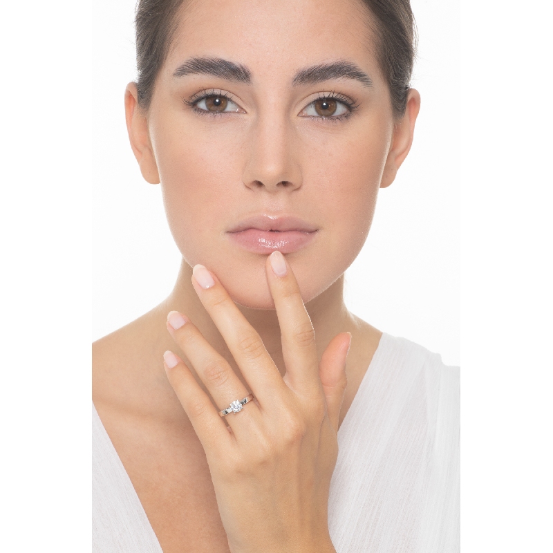 Anillo solitario lineal 4 garras diamante 0.70 ct