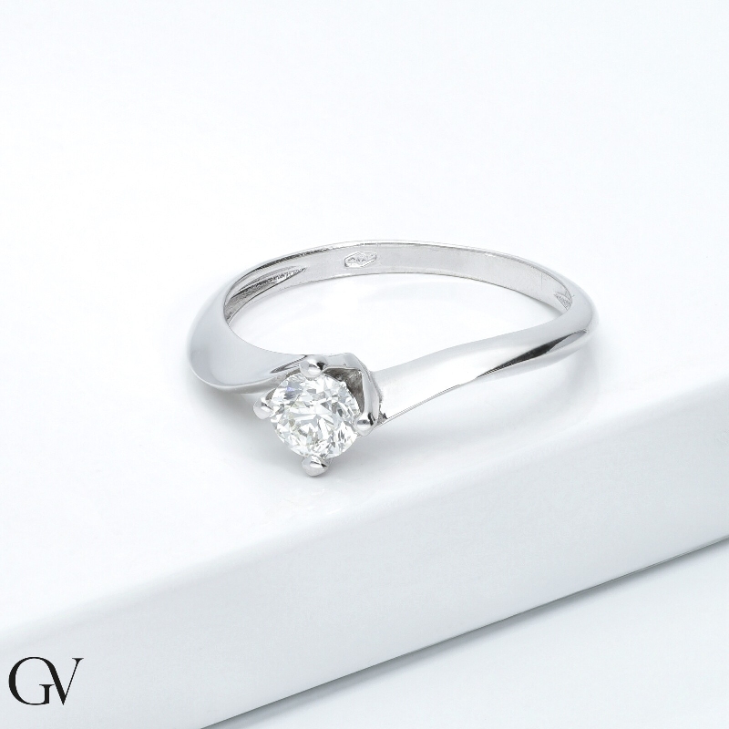 Solitario Valentino en oro blanco 18 quilates con un diamante 0,40 ct Solitario Valentino en oro blanco 18 quilates con un diamante 0,40 ct