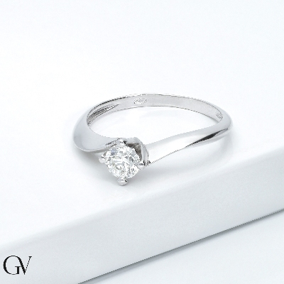 Solitario Valentino en oro blanco 18 quilates con un diamante 0,40 ct