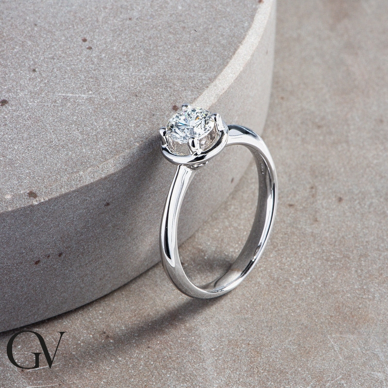 Anillo solitario oro blanco 18k con diamante corte brillante ct. 0,70