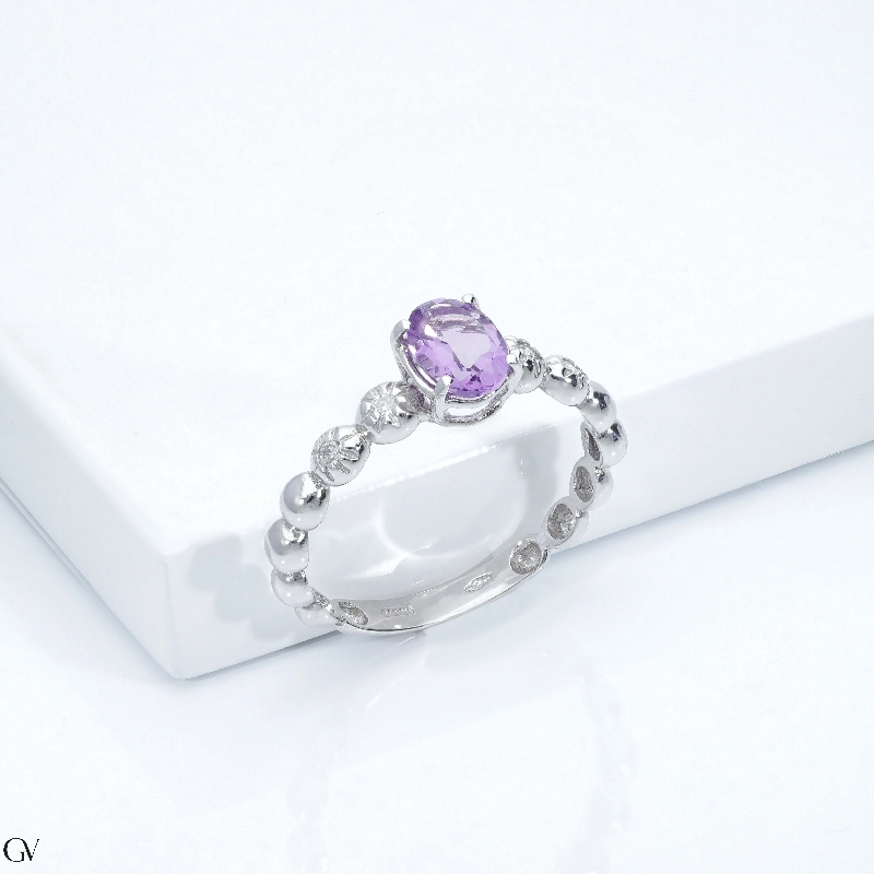 Anillo en oro blanco 18 quilates con una amatista y 2 diamantes Anillo en oro blanco 18 quilates con una amatista y 2 diamantes