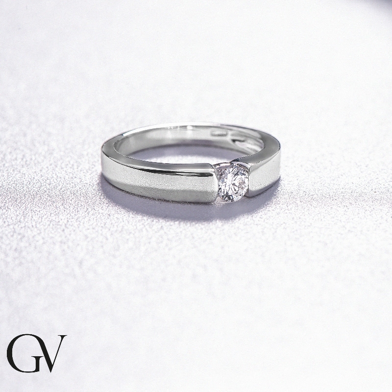 Anillo solitario moderno en oro blanco 18k con diamante 0,25ct