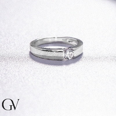 Anillo solitario moderno en oro blanco 18k con diamante 0,25ct