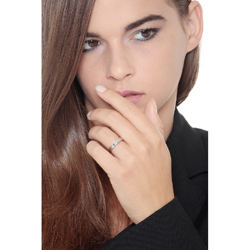 Anillo solitario moderno en oro blanco 18k con diamante 0,25ct