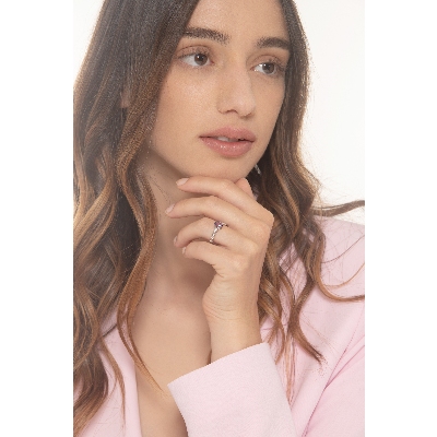 Anillo en oro blanco 18 quilates con una amatista y 2 diamantes