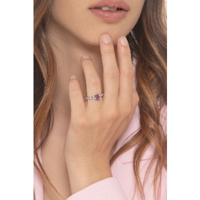 Anillo en oro blanco 18 quilates con una amatista y 2 diamantes