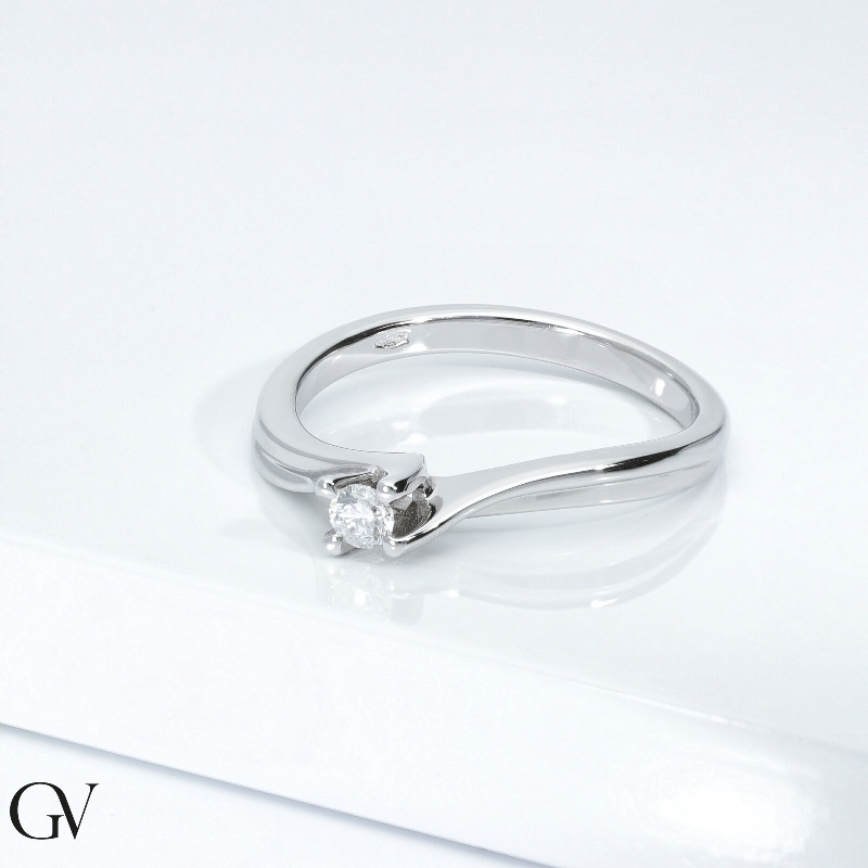 Anillo solitario en oro blanco de 18 quilates con un diamante 0,10 ct Anillo solitario en oro blanco de 18 quilates con un diamante 0,10 ct