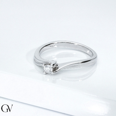 Anillo solitario en oro blanco de 18 quilates con un diamante 0,10 ct