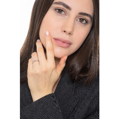 Anillo solitario en oro blanco de 18 quilates con un diamante 0,10 ct