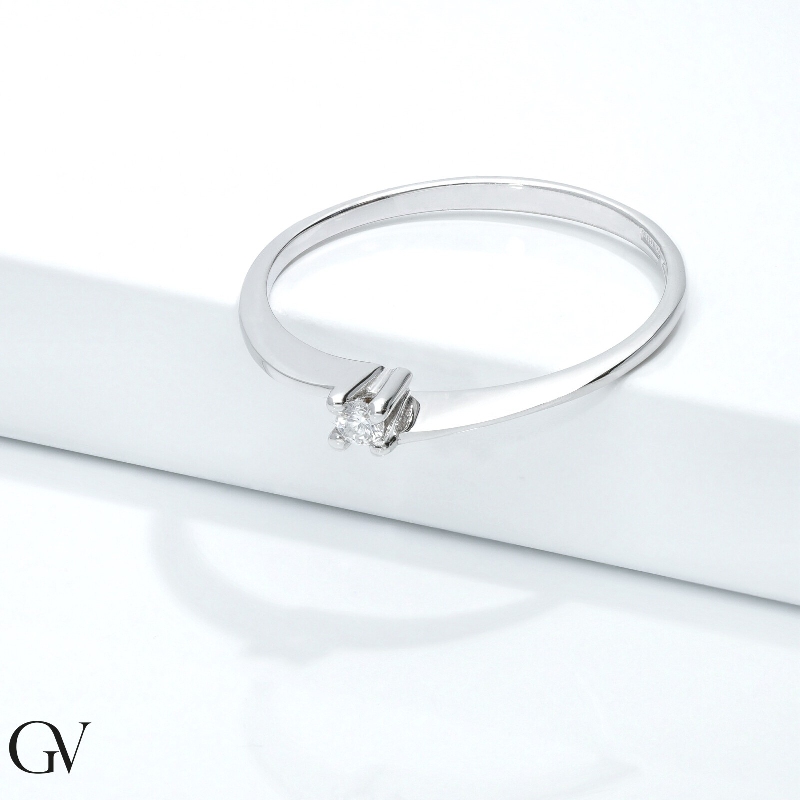 Anillo solitario en oro blanco de 18ct con diamante de 0,04 ct 