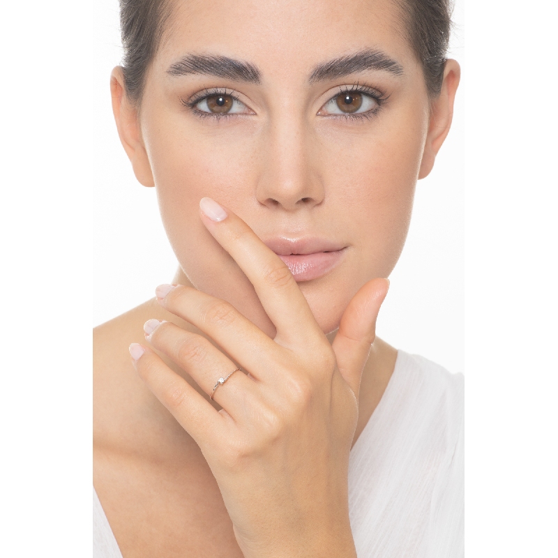 Anillo solitario en oro blanco de 18ct con diamante de 0,04 ct 