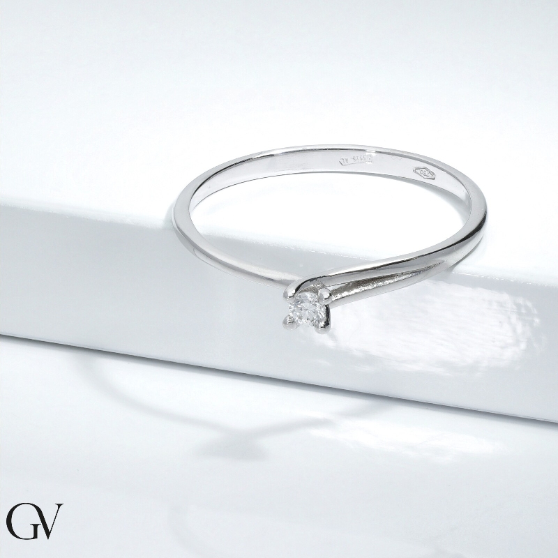 Solitario en oro blanco 18 quilates con diamante 0,04 ct Solitario en oro blanco 18 quilates con diamante 0,04 ct