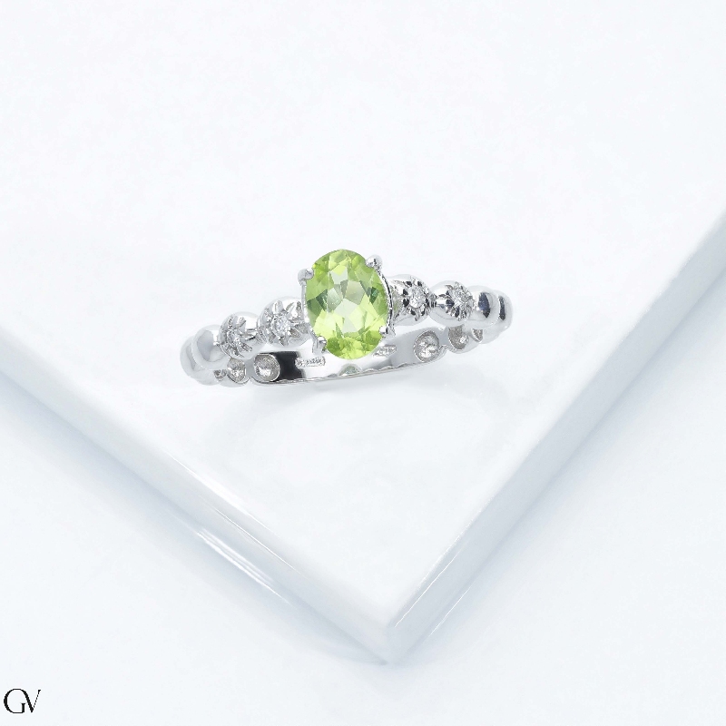 Anillo en oro blanco 18 quilates con un peridoto y 2 diamantes  Anillo en oro blanco 18 quilates con un peridoto y 2 diamantes