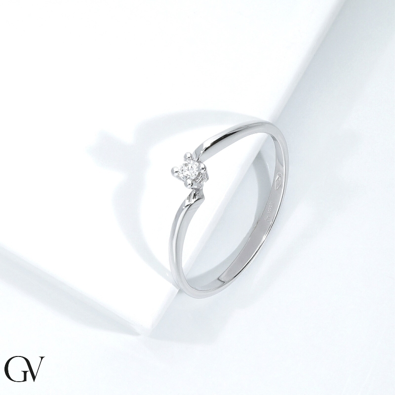 Anillo solitario en oro blanco 750 con diamante 0.04 ct Anillo solitario en oro blanco 750 con diamante 0.04 ct