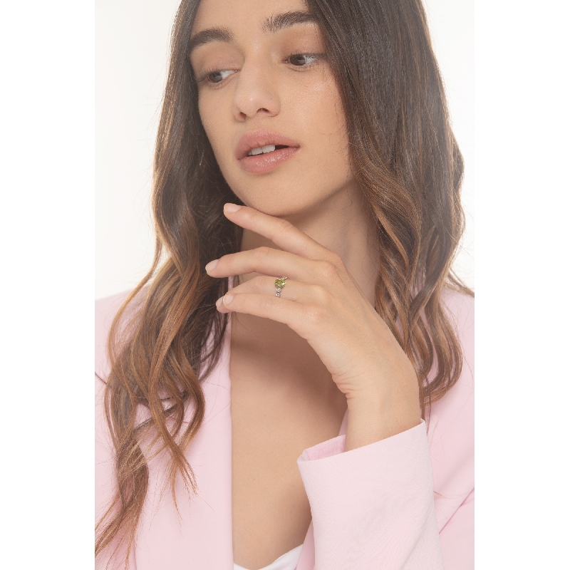 Anillo en oro blanco 18 quilates con un peridoto y 2 diamantes  Anillo en oro blanco 18 quilates con un peridoto y 2 diamantes