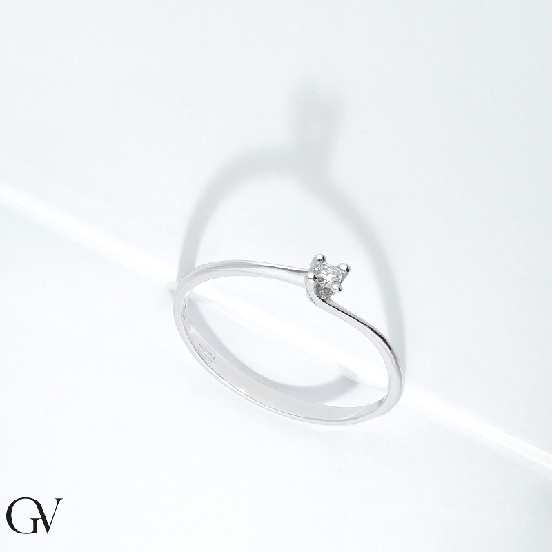 Anillo solitario en oro blanco de 18 quilates con 0.04 ct diamante Anillo solitario en oro blanco de 18 quilates con 0.04 ct diamante