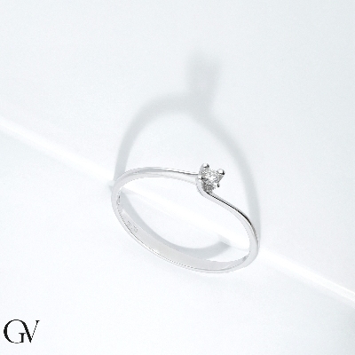 Anillo solitario en oro blanco de 18 quilates con 0.04 ct diamante