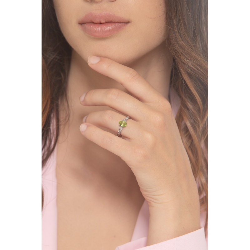 Anillo en oro blanco 18 quilates con un peridoto y 2 diamantes  Anillo en oro blanco 18 quilates con un peridoto y 2 diamantes