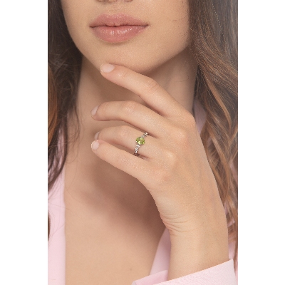 Anillo en oro blanco 18 quilates con un peridoto y 2 diamantes 