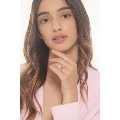 Anillo en oro blanco 18 quilates con un zafiro rosa y 2 diamantes 