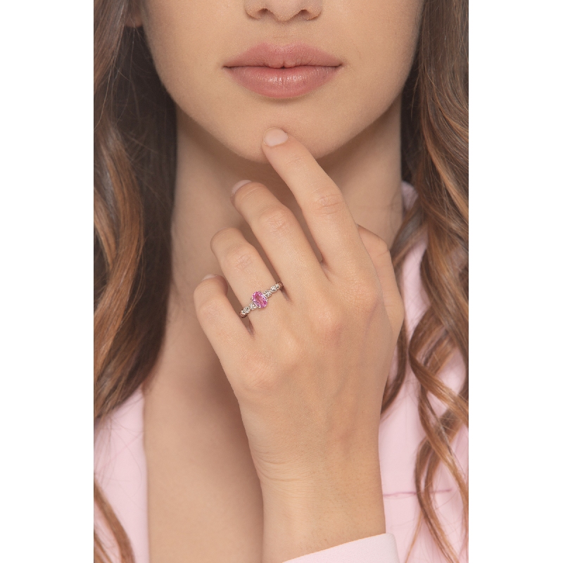 Anillo en oro blanco 18 quilates con un zafiro rosa y 2 diamantes  Anillo en oro blanco 18 quilates con un zafiro rosa y 2 diamantes
