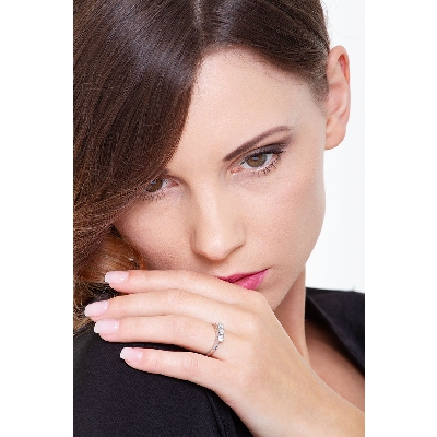 Anillo oro blanco 18K con tres diamantes brillantes