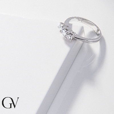 Anillo Trilogy Clásico en oro blanco de 18k con diamantes