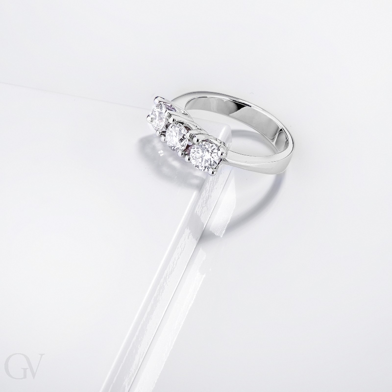 Anillo Trilogy de mujer en oro blanco de 18k diamantes Anillo Trilogy de mujer en oro blanco de 18k diamantes