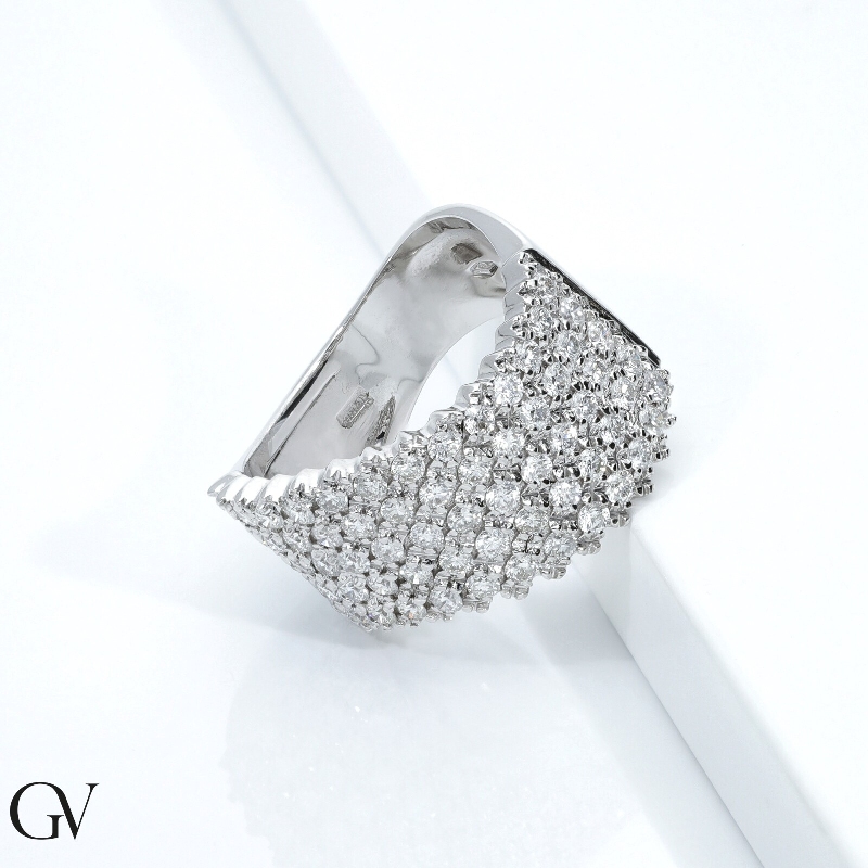 Anillo banda en oro blanco 18k y diamantes Anillo banda en oro blanco 18k y diamantes