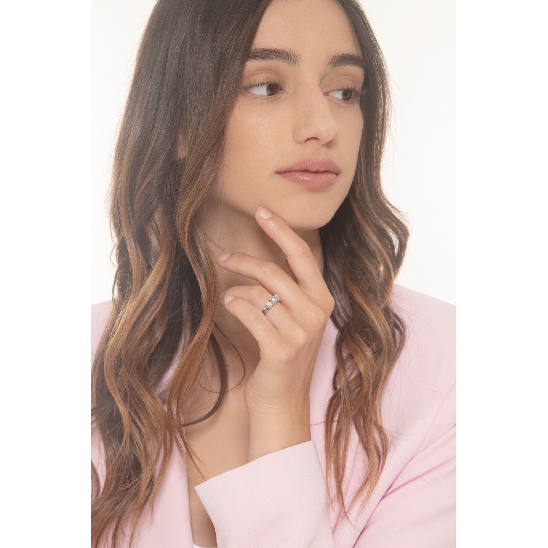 Anillo trilogy en oro blanco 18k con cuatro garras y diamantes