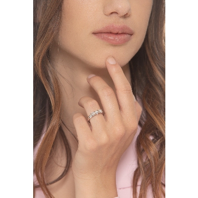 Anillo trilogy en oro blanco 18k con cuatro garras y diamantes