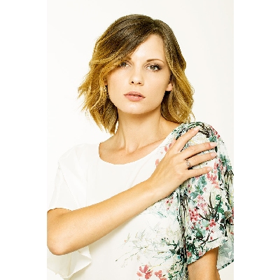 Anillo trilogy en oro blanco 18k con diseño ondulado y diamantes