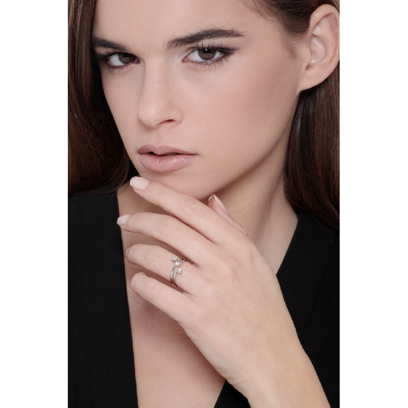 Anillo en oro blanco 18k con tres diamantes 0,30 ct